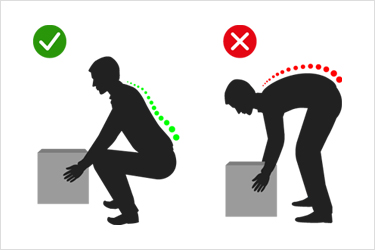 무거운 물건을 들때는 물건을 몸에 붙이고, 허리보다는 하체를 이용하여 들어올립니다.